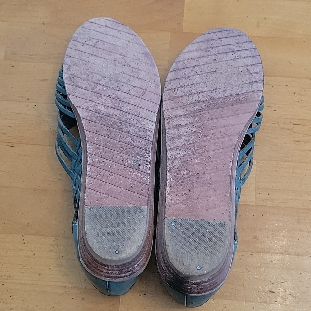 Junior Connection size 9 shoe - Picture 3 of 3